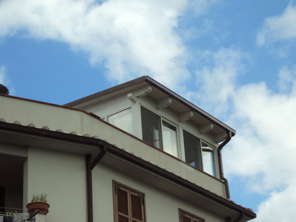 Realizzazione di una veranda in terrazzo: chiusura con infissi in pvc Verande da terrazzo