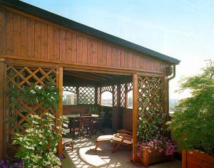 Veranda in legno per chiusura terrazzo - Tamponatua in grigliato per rampicanti e perline 