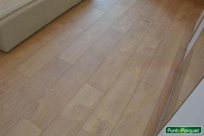 Installazione parquet laminato effetto legno rovere chiaro