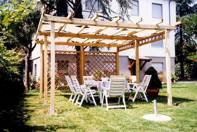 Gazebo con struttura in legno chiaro e copertura in teli in tessuto o PVC