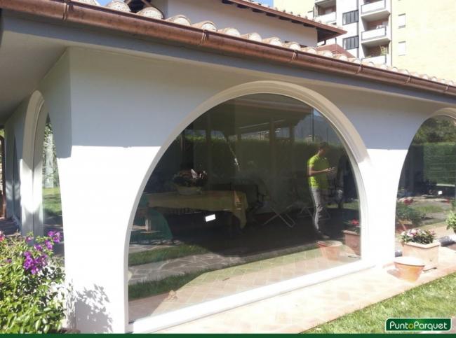 Chiusura veranda con infissi in PVC ad arco a Terni