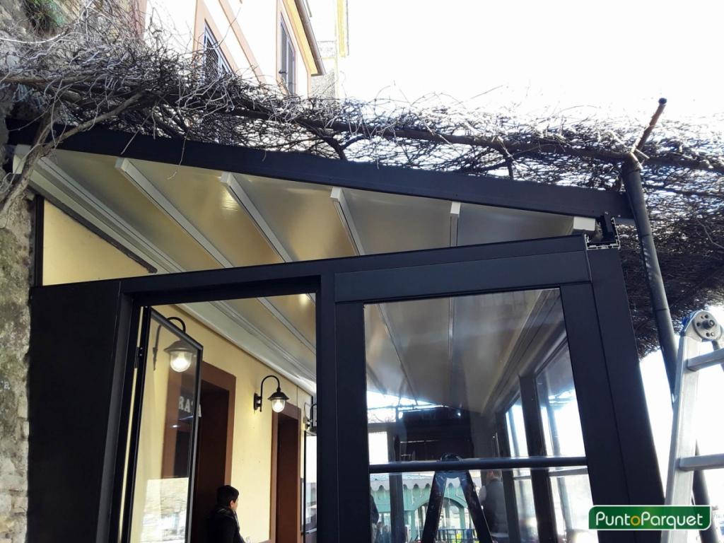 Installazione pergola in pvc ed alluminio anodizzato nero per dehor ristorante - Osteria Cantinella - Trevignano Romano - Lago di Bracciano - Roma