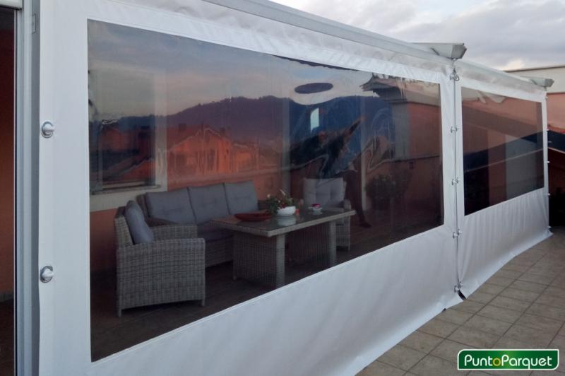 Chiusura pergotenda con teli in PVC 
