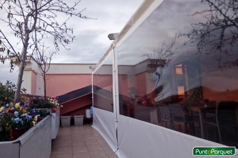 Chiusura pergotenda con teli in PVC 