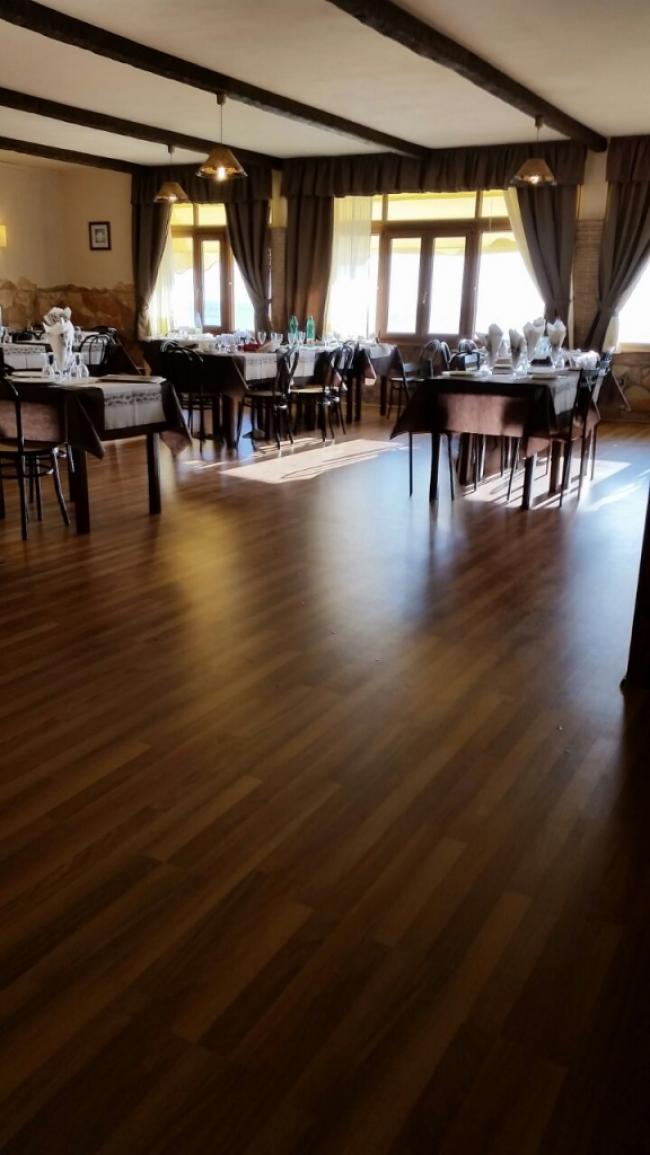 Parquet laminato in una sala ristorante Posa in opera pavimento laminato