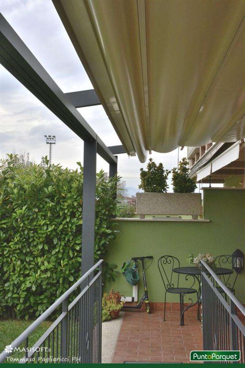 Pergola in alluminio con telo in PVC motorizzato