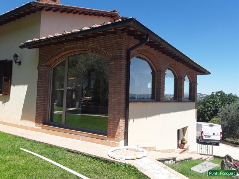 Lavori di installazione infissi in PVC ad Arco con finestra e portafinestra a battente