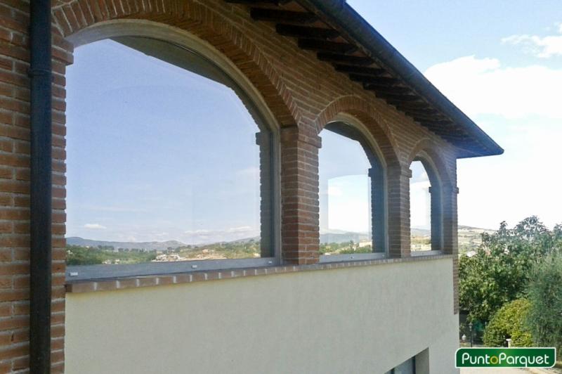 Veranda con infissi in PVC ad Arco per una villa in campagna in Umbria