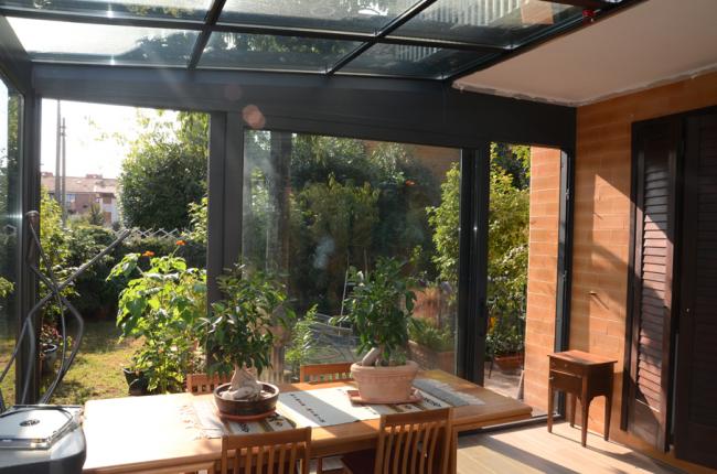 Veranda addossata con serramenti in alluminio, tetto in vetro